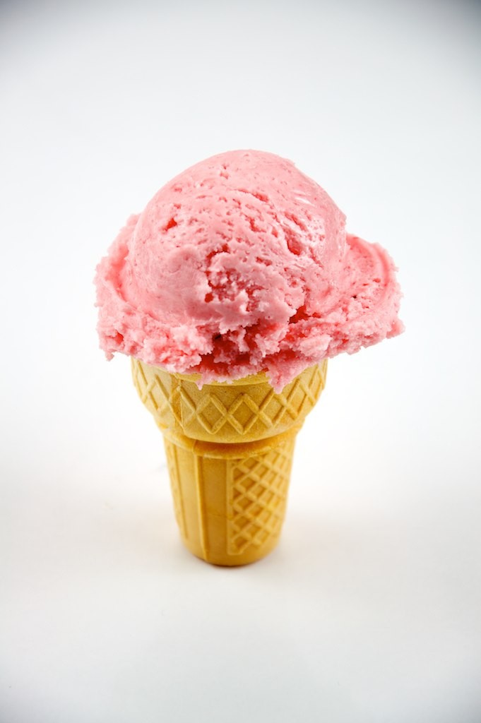 Strawberry ice cream cone 5076899310