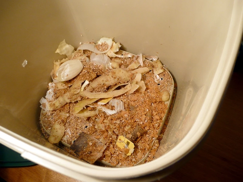 Bokashi Bucket: Make Fertilizer From Kitchen Waste