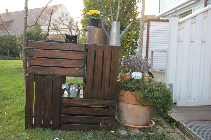 Do It Yourself: Build Garden Table From Wooden Boxes